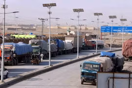 Xe tải đợi để vào Pakistan tại cửa khẩu biên giới Chaman ngày 7/5, sau khi các quan chức Pakistan ra lệnh đóng cửa biên giới sau các cuộc đụng độ giữa binh sỹ Pakistan và Afghanistan. (Nguồn: EPA/TTXVN)