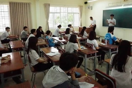 Thí sinh nghe phổ biến quy chế thi và làm thủ tục dự thi. (Ảnh: Thu Hoài/TTXVN) 