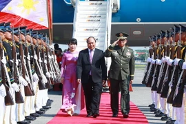 Lễ đón Thủ tướng Nguyễn Xuân Phúc và Phu nhân tại sân bay quốc tế Ninoy Aquino. (Ảnh: Thống Nhất/TTXVN)