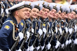 Các quân nhân Nga tại lễ diễu binh diễu hành kỷ niệm 72 năm Ngày Chiến thắng vĩ đại ở Moskva ngày 9/5. (Nguồn: AFP/TTXVN)