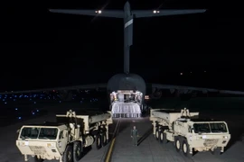 Hệ thống phòng thủ tên lửa của Mỹ được chuyển đến căn cứ không quân Osan ở Seoul ngày 6/3. (Nguồn: EPA/TTXVN)