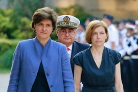 Bộ trưởng Quốc phòng Pháp vừa từ nhiệm nhiệm Sylvie Goulard (trái) và Bộ trưởng Quốc phòng mới được bổ nhiệm Florence Parly (phải) tại lễ chuyển giao quyền lực ở Paris ngày 21/6. (Nguồn: AFP/TTXVN)