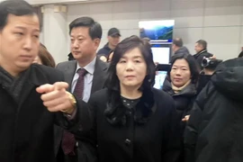 Thứ trưởng Ngoại giao Triều Tiên Choe Son Hui (phải) tại sân bay Bắc Kinh, Trung Quốc ngày 15/1 để tới Thụy Điển tham gia cuộc đàm phán. (Nguồn: Yonhap/TTXVN) 