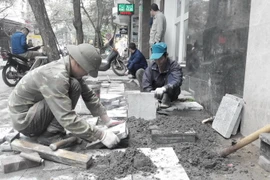 Lát đá vỉa hè tại đường Nguyễn Trường Tộ (Quận Ba Đình). (Ảnh: Mạnh Khánh/TTXVN)