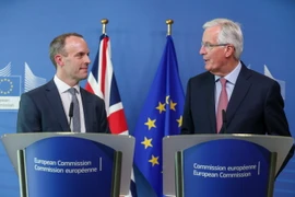 Bộ trưởng phụ trách Brexit của Anh Dominic Raab (trái) và trưởng đoàn đàm phán Brexit của EU Michel Barnier trong cuộc họp báo tại Brussels, Bỉ ngày 19/7. (Nguồn: AFP/TTXVN)