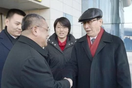 Trưởng đoàn đàm phán hạt nhân của Trung Quốc Vũ Đại Vĩ (phải) tại sân bay Bình Nhưỡng (Triều Tiên) ngày 2/2. (Nguồn: K​yodo/TTXVN)