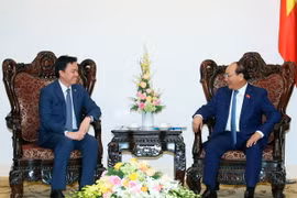 Thủ tướng Nguyễn Xuân Phúc tiếp Đại sứ Đặc mệnh toàn quyền Vương quốc Campuchia tại Việt Nam, ông Prak Nguon Hong. (Ảnh: Thống Nhất/TTXVN)