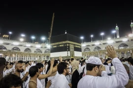 Các tín đồ Hồi giáo cầu nguyện tại thánh địa Mecca, Saudi Arabia ngày 29/8. (Nguồn: EPA/TTXVN)
