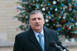 Chủ tịch Uỷ ban đàm phán cấp cao (HNC) Riad Hijab phát biểu tại thủ đô Paris, Pháp ngày 11/1. (Nguồn: AFP/TTXVN)