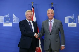 Bộ trưởng phụ trách Brexit của Anh David Davis (trái) và Trưởng đoàn đàm phán Brexit của EU Michel Barnier tại vòng đàm phán ở Brussels, Bỉ ngày 17/7. (Nguồn: EPA/TTXVN)