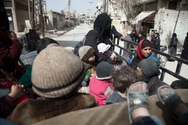 Người dân Syria sơ tán khỏi Đông Ghouta ngày 4/3. (Nguồn: AFP/TTXVN)