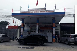 Cửa hàng xăng dầu Đông Xá bị đình chỉ vì để rò rỉ xăng dầu ra các giếng nước của các hộ dân. (Ảnh: Nguyễn Hoàng/TTXVN)