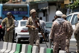 Binh sỹ Iran gác bên ngoài tòa nhà Quốc hội ở Tehran sau vụ tấn công. (Nguồn: AFP/TTXVN)