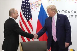 Tổng thống Nga Vladimir Putin và người đồng cấp Mỹ Donald Trump tại cuộc gặp ở Osaka, Nhật Bản, ngày 28/6. (Nguồn: AFP/TTXVN) 
