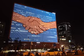 Một màn hình lớn của truyền thông Hàn Quốc ở thủ đô Seoul phát hình ảnh cái bắt tay hữu nghị, thể hiện niềm tin và hy vọng vào thành công của Hội nghị thượng đỉnh liên Triều lần thứ 3. (Nguồn: YONHAP/TTXVN)