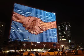 Một màn hình lớn của truyền thông Hàn Quốc ở thủ đô Seoul phát hình ảnh cái bắt tay hữu nghị, thể hiện niềm tin và hy vọng vào thành công của Hội nghị thượng đỉnh liên Triều lần thứ 3. (Nguồn: YONHAP/TTXVN)