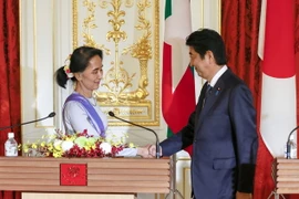 Thủ tướng Nhật Bản Shinzo Abe (phải) và Cố vấn Nhà nước kiêm Ngoại trưởng Myanmar Aung San Suu Kyi tại cuộc họp báo sau cuộc gặp. (Nguồn: AP/TTXVN)