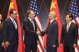 Bộ trưởng Tài chính Mỹ Steven Mnuchin (trái), Đại diện Thương mại Mỹ Robert Lighthizer (thứ 2, trái) trong vòng đàm phán thương mại mới với Phó Thủ tướng Trung Quốc Lưu Hạc (thứ 2, phải) và Bộ trưởng Thương mại Trung Quốc Chung Sơn ở Thượng Hải, ngày 31/7