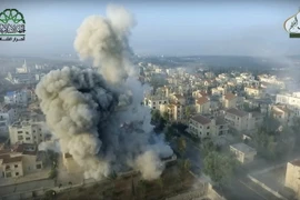 Khói bốc lên sau các cuộc giao tranh tại Aleppo ngày 29/10. (Nguồn: AP/TTXVN)