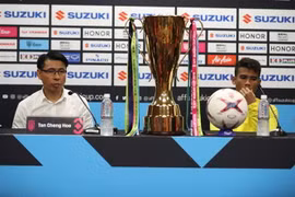 Huấn luyện viên đội Malaysia Tan Cheng Hoe trả lời tại một buổi họp báo. (Ảnh: Hoàng Linh/TTXVN) 