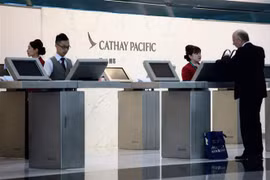 Quầy làm thủ tục của hãng hàng không Cathay Pacific tại sân bay quốc tế Hong Kong, Trung Quốc. (Nguồn: AFP/TTXVN) 