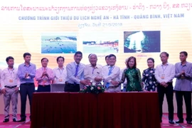 Quang cảnh lễ ký kết hợp tác giữa các doanh nghiệp kinh doanh dịch vụ du lịch Việt Nam và Lào bên cạnh chương trình quảng bá. (Ảnh: Phạm Kiên/Vietnam+)