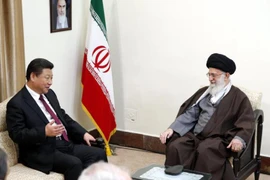 Chủ tịch Trung Quốc Tập Cận Bình và Đại giáo chủ Ali Khamenei. (Nguồn: Xinhua)