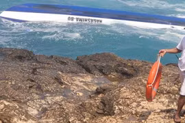 Chiếc tàu du lịch đã bị lật gần vịnh Devil's Tear, ở Nusa Lembongan, phía Đông của hòn đảo Bali. (Nguồn: news.detik.com) 