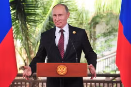 Tổng thống Nga Vladimir Putin đã tổ chức họp báo về kết quả của APEC 2017. (Ảnh: TTXVN)