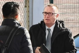 Phó Tổng Thư ký Liên hợp quốc Jeffrey Feltman (phải) tới sân bay Bắc Kinh (Trung Quốc) trước khi đến Triều Tiên ngày 5/12. (Nguồn: Kyodo/TTXVN)