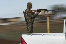 Tay súng thuộc lực lượng Các đơn vị Bảo vệ Nhân dân người Kurd (YPG) tuần tra tại thị trấn al-Malikiyah, Đông Bắc Syria ngày 3/11/2019. (Nguồn: AFP/TTXVN) 