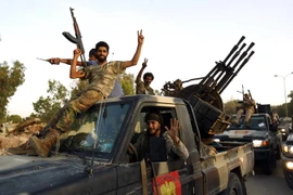 Các thành viên của Tư lệnh Quân đội quốc gia Libya tiến vào Benghazi ngày 5/6. (Nguồn: AFP/TTXVN)