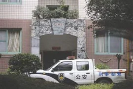 Xe cảnh sát đậu bên dưới khu nhà em bé bị dìm chết. (Nguồn: chinadaily)