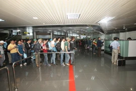 Làm thủ tục nhập cảnh tại Sân bay Quốc tế Nội Bài. (Ảnh: Thanh Tùng/TTXVN)