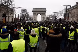 Người biểu tình Áo vàng tập trung tại thủ đô Paris, Pháp ngày 29/12/2018. (Nguồn: AFP/TTXVN) 