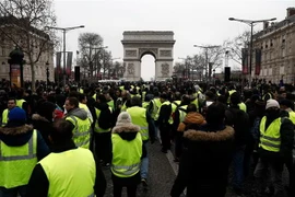 Người biểu tình Áo vàng tập trung tại thủ đô Paris, Pháp ngày 29/12/2018. (Nguồn: AFP/TTXVN) 