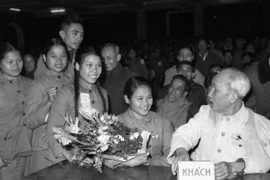Chủ tịch Hồ Chí Minh nói chuyện với các đại biểu thanh niên xung phong vào tháng 1/1967. (Ảnh: Thế Trung/TTXVN)