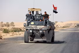 Binh sỹ Iraq trong chiến dịch truy quét IS tại Mosul ngày 31/10. (Nguồn: EPA/TTXVN)