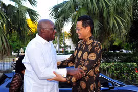Đại sứ Việt Nam tại Cuba Nguyễn Trung Thành đón Phó Chủ tịch Cuba Salvador Valdés Mesa tới dự buổi lễ. (Ảnh: Vũ Hà/TTXVN) 