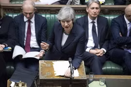Thủ tướng Anh Theresa May (phía trước) tại phiên họp của Hạ viện ở London ngày 13/2/2019. (Nguồn: THX/TTXVN) 