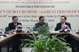 Đại sứ Việt Nam tại Ấn Độ Phạm Sanh Châu (bên phải) phát biểu tại hội thảo. (Ảnh: Huy Lê/TTXVN) 