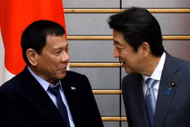 Tổng thông Philippines Rodrigo Duterte và Thủ tướng Nhật Bản Shinzo Abe. (Nguồn: Reuters)