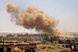 Khói bốc lên sau các cuộc không kích của quân đội Chính phủ Syria xuống khu vực do phiến quân chiếm giữ ở Daraa ngày 26/6. (Nguồn: AFP/TTXVN)