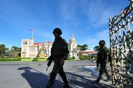 Binh sĩ Thái Lan tuần tra trước Tòa nhà Chính phủ ở thủ đô Bangkok sau khi tòa nhà này được mở cửa trở lại ngày 2/6. (Nguồn: THX/TTXVN)