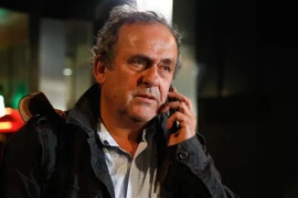 Cựu Chủ tịch Liên đoàn Bóng đá Châu Âu (UEFA) Michel Platini rời đồn cảnh sát sau cuộc thẩm vấn. (Nguồn: AFP/TTXVN) 