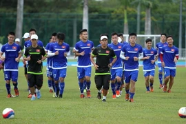 Các tuyển thủ chạy thả lỏng sau buổi tập buổi tập. (Ảnh: Quốc Khánh/TTXVN)