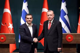 Tổng thống Thổ Nhĩ Kỳ Recep Tayyip Erdogan (phải) và Thủ tướng Hy Lạp Alexis Tsipras. (Nguồn: ekathimerini.com) 