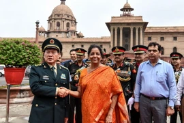 Bộ trưởng Quốc phòng Ấn Độ Nirmala Sitharaman (giữa) và Bộ trưởng Quốc phòng Trung Quốc Ngụy Phụng Hòa (trái) trong cuộc gặp tại New Delhi, Ấn Độ ngày 23/8. (Nguồn: AFP/TTXVN)