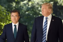 Tổng thống Mỹ Donald Trump (phải) và Tổng thống Hàn Quốc Moon Jae-in trong cuộc gặp tại Washington DC., Mỹ ngày 30/6/2017. (Nguồn: AFP/TTXVN)