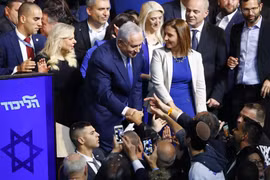 Thủ tướng Israel Benjamin Netanyahu (giữa) mừng chiến thắng với những người ủng hộ tại trụ sở đảng Likud ở Tel Aviv, ngày 10/4/2019. (Nguồn: AFP/TTXVN) 